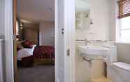 In-room Bathroom 5 Berkshire Rooms - Wokingham