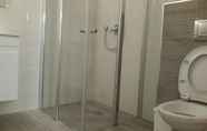 Toilet Kamar 5 Rothschild 1929 Luxury Apartments Hotel