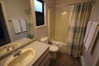 In-room Bathroom Cedar Grove Motel and Cabins
