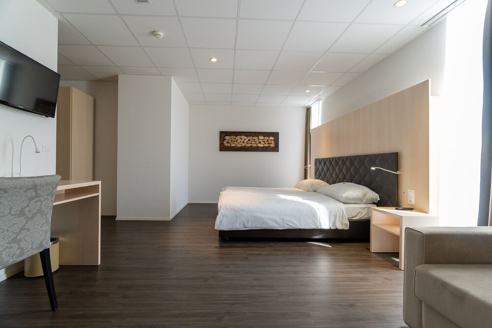 Kamar Tidur 6 Hine Adon Aparthotel Bern Airport