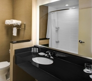 In-room Bathroom 4 Fairfield Inn & Suites by Marriott Douglas