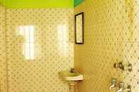 In-room Bathroom Hotel Hanuman Ghat