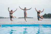 สระว่ายน้ำ Linekin Bay Resort