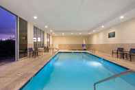 Swimming Pool La Quinta Inn & Suites by Wyndham Morgan Hill-San Jose South