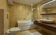 In-room Bathroom 4 Sunny Hill Alya Hotel