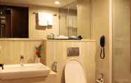 In-room Bathroom 5 V7 Hotel