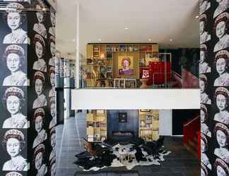 Lobby 2 citizenM Tower of London