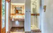 In-room Bathroom 2 Weingut & Landhotel Can Davero