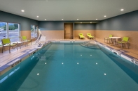 Swimming Pool Holiday Inn Express & Suites Terrace, an IHG Hotel