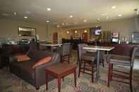 Bar, Kafe, dan Lounge Cobblestone Hotel & Suites – Devils Lake