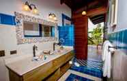 In-room Bathroom 7 Playa Cativo Lodge