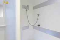 Toilet Kamar hotelF1 Montauban