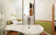 In-room Bathroom 2 ibis budget Ludwigsburg