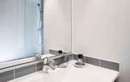 In-room Bathroom 6 ibis budget Paris Porte de Montreuil