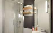 In-room Bathroom 6 ibis budget Lille Villeneuve d'Ascq