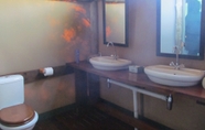 Phòng tắm bên trong 3 Mogotlho Safari Lodge