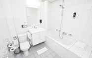 In-room Bathroom 7 Saillant Hotel Brull