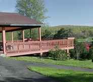 Exterior 5 The Lodge at Chalk Hill