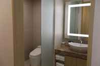 In-room Bathroom Pinehills Hotel