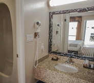 Toilet Kamar 5 Canadian Motel North Battleford