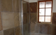 In-room Bathroom 4 Sandstone Chameleon Guesthouse Fouriesburg