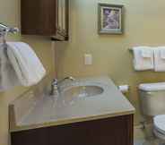 Toilet Kamar 2 Chipman Hill Suites on Union