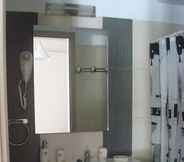 Toilet Kamar 5 Smaragdi Rooms