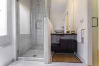 In-room Bathroom Marshall Apartments by Hoom