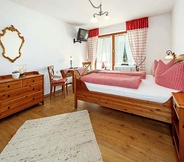 Bedroom 5 Gästehaus Menkenbauer