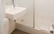 Toilet Kamar 4 ibis budget Rouen Sud Zenith