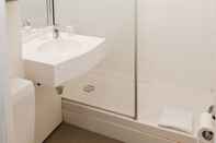 Toilet Kamar ibis budget Rouen Sud Zenith