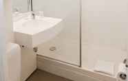 In-room Bathroom 3 ibis budget Rouen Sud Zenith