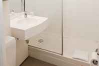 In-room Bathroom ibis budget Rouen Sud Zenith