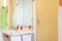 In-room Bathroom ibis budget Chatillon Paris Ouest