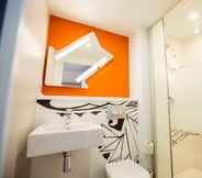 In-room Bathroom 5 ibis budget Cherbourg La Glacerie