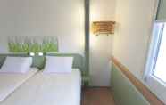 Bedroom 3 ibis budget Cherbourg La Glacerie