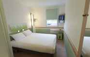 Bedroom 4 ibis budget Cherbourg La Glacerie