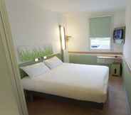 Bedroom 4 ibis budget Cherbourg La Glacerie