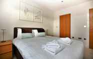 Kamar Tidur 7 Week2Week Modern 3rd Floor Gosforth Apartment with balcony