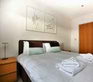 Kamar Tidur 7 Week2Week Modern 3rd Floor Gosforth Apartment with balcony