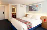 Bedroom 5 Travelodge Cardiff Atlantic Wharf Hotel