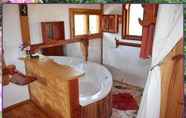In-room Bathroom 5 Sycamore Avenue Treehouses