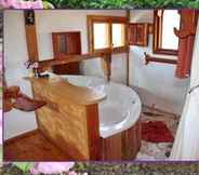 In-room Bathroom 5 Sycamore Avenue Treehouses