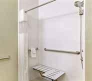 In-room Bathroom 5 La Quinta Inn & Suites by Wyndham Gillette