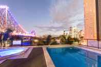 Swimming Pool Oakbridge Hotel & Apartments