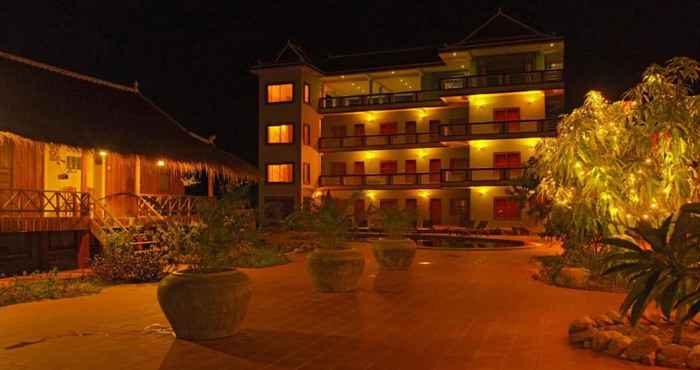 Exterior Two Moons Hotel