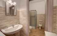 Toilet Kamar 7 Domus Olbia Inn