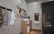 In-room Bathroom 5 Freddies Santai Sumurtiga