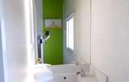 In-room Bathroom 5 hotelF1 Salon de Provence