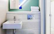 In-room Bathroom 7 ibis budget Senlis